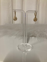 Pearl Blossom Hoops – Gouden Oorbellen met Parelbloem
