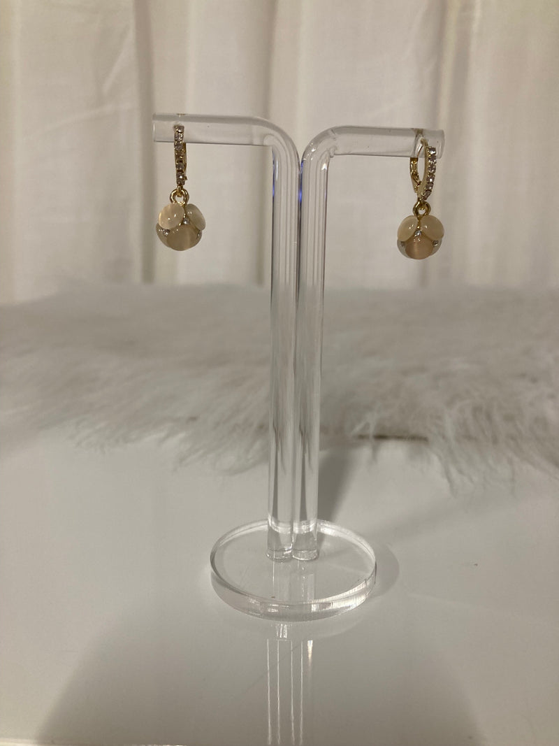 Créoles Fleur de Perle – Boucles d'oreilles dorées avec fleur en perle