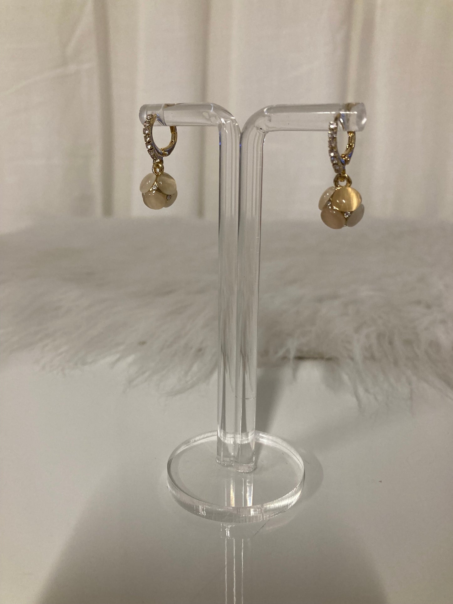 Pearl Blossom Hoops – Gouden Oorbellen met Parelbloem