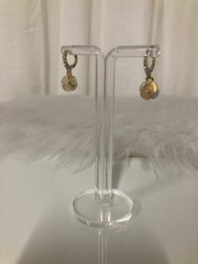 Pearl Blossom Hoops – Gouden Oorbellen met Parelbloem