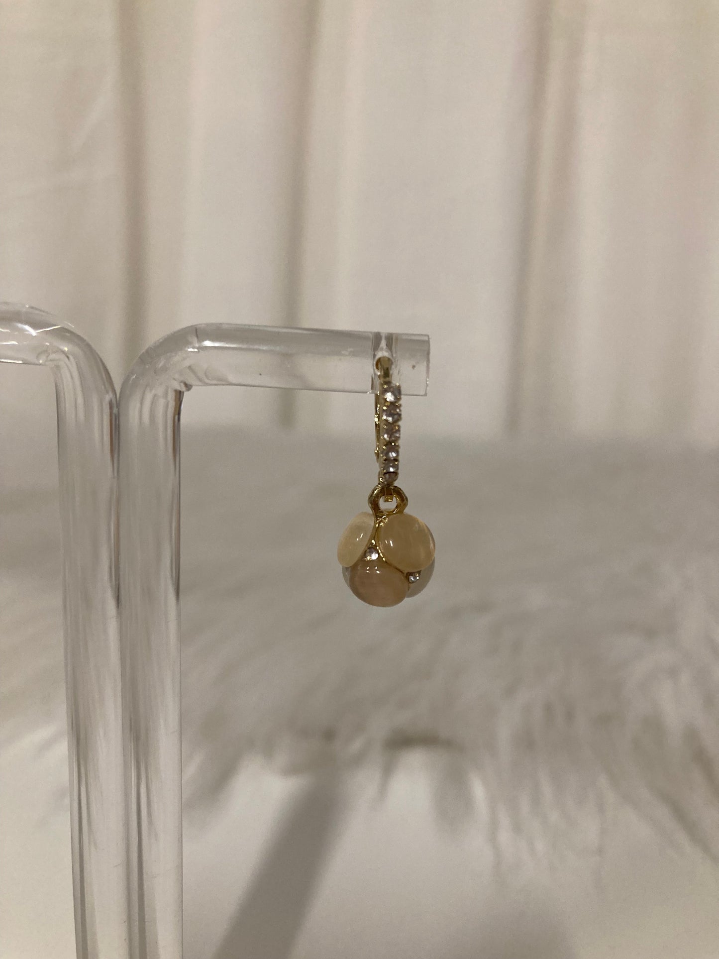 Pearl Blossom Hoops – Gouden Oorbellen met Parelbloem