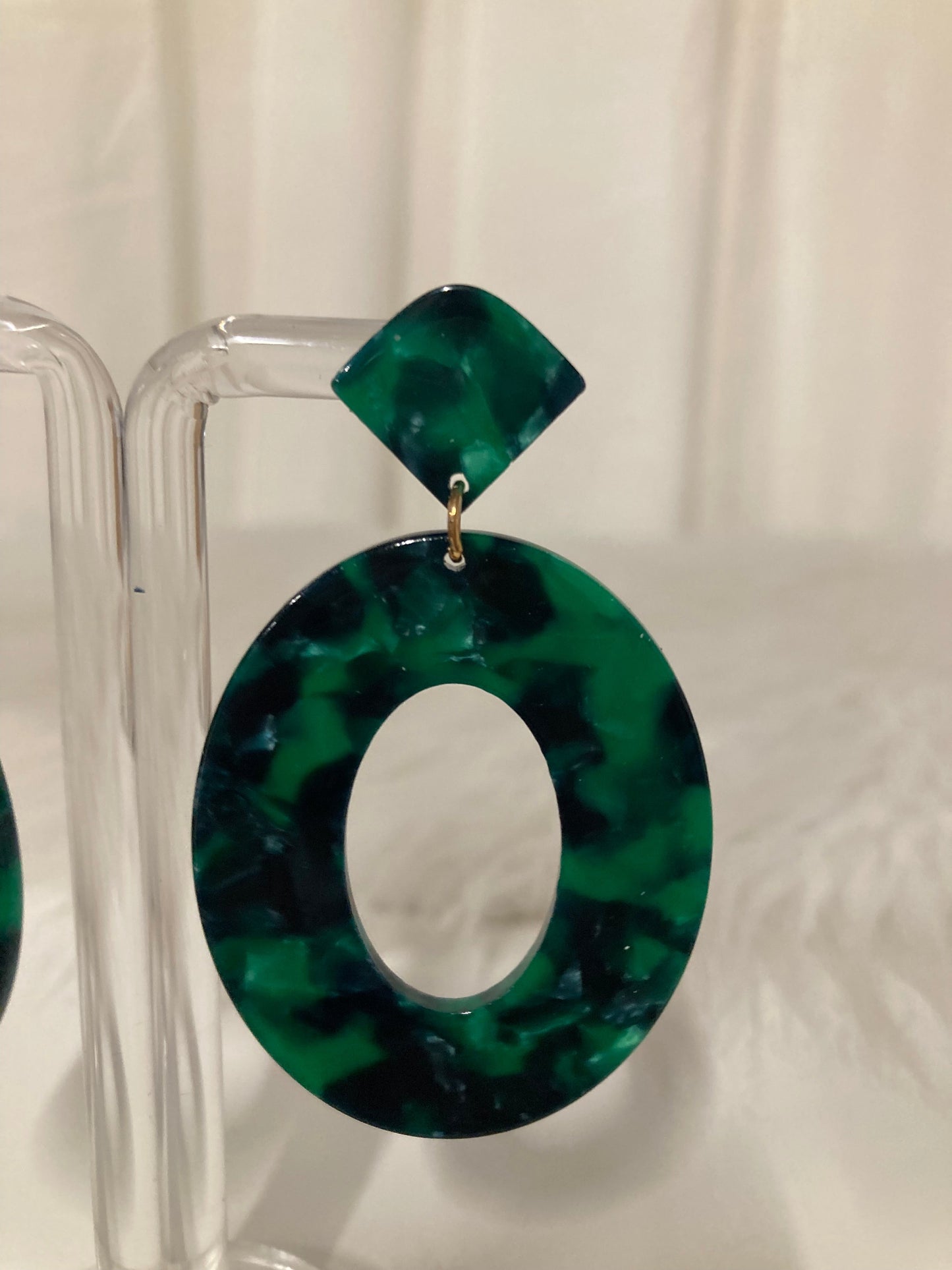 Emerald Tortoise Statement Oorbellen – Groen Gemarmerd Design