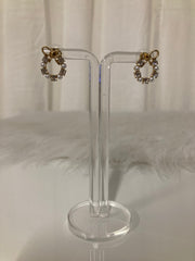 Pearl Bow Wreath Oorbellen – Gouden Strik met Parels & Kristallen