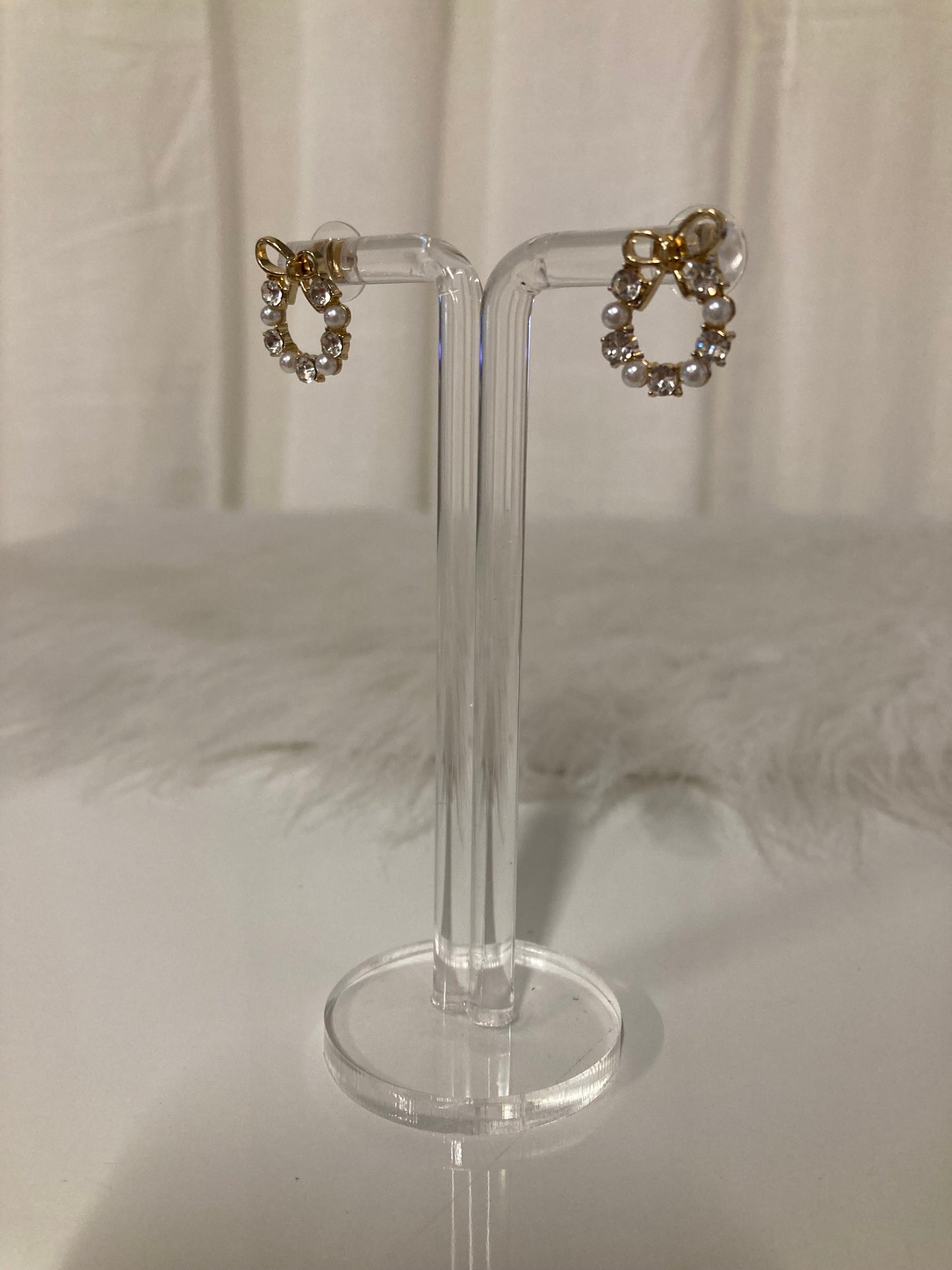 Pearl Bow Wreath Oorbellen – Gouden Strik met Parels & Kristallen