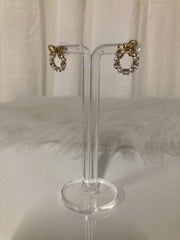 Pearl Bow Wreath Oorbellen – Gouden Strik met Parels & Kristallen