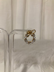 Pearl Bow Wreath Oorbellen – Gouden Strik met Parels & Kristallen
