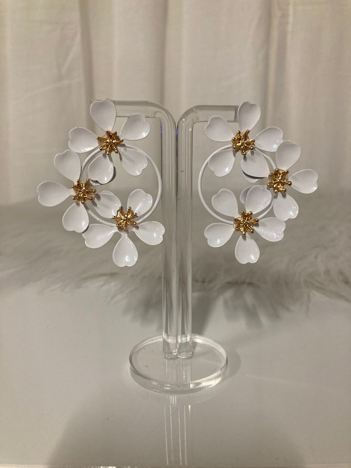 Snow Blossom Statement Oorbellen – Witte Bloemenkrans