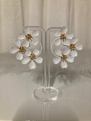 Snow Blossom Statement Oorbellen – Witte Bloemenkrans