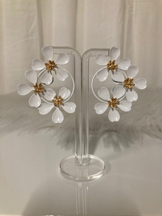Boucles d'oreilles Snow Blossom – Couronne de fleurs blanches