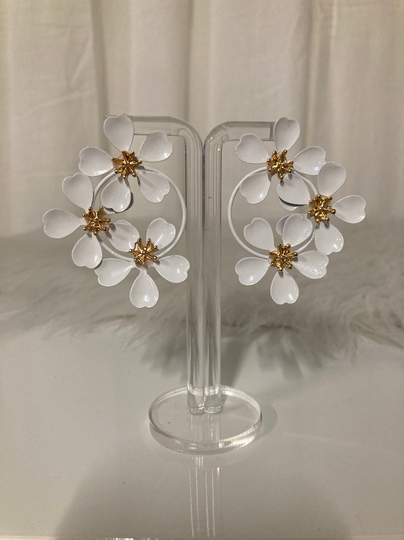 Boucles d'oreilles Snow Blossom – Couronne de fleurs blanches