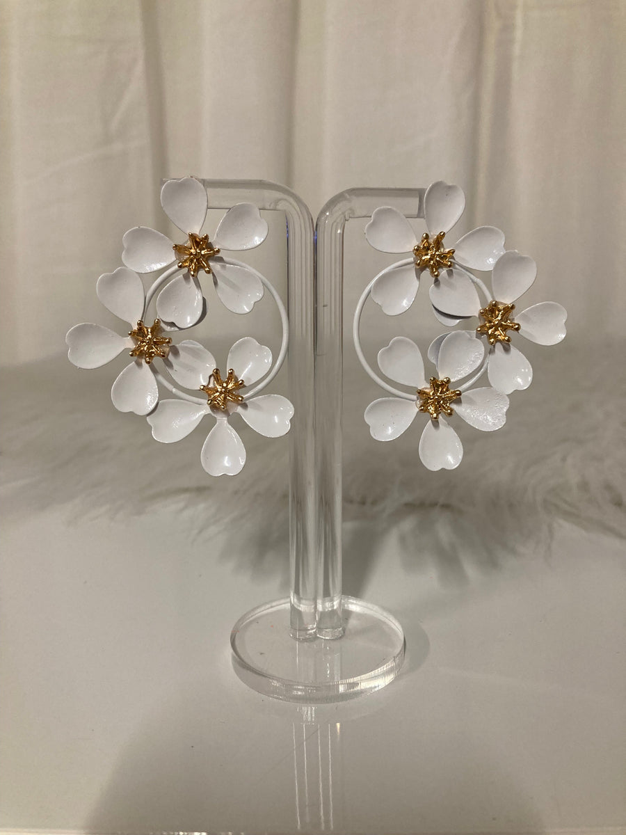 Snow Blossom Statement Oorbellen – Witte Bloemenkrans