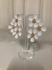 Snow Blossom Statement Oorbellen – Witte Bloemenkrans