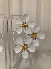 Snow Blossom Statement Oorbellen – Witte Bloemenkrans