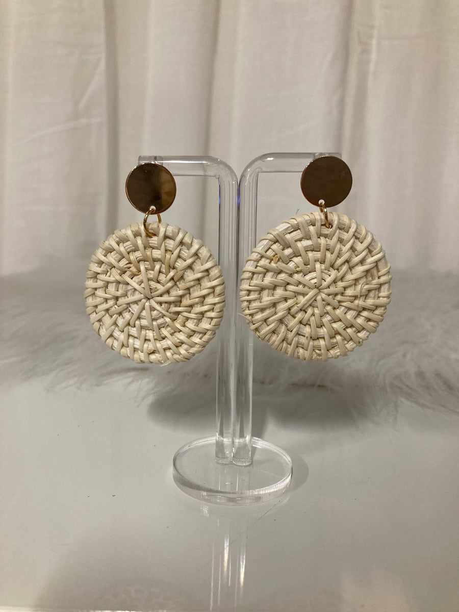 Ibiza Pearl White Rattan Oorbellen – Boho Chic Statement