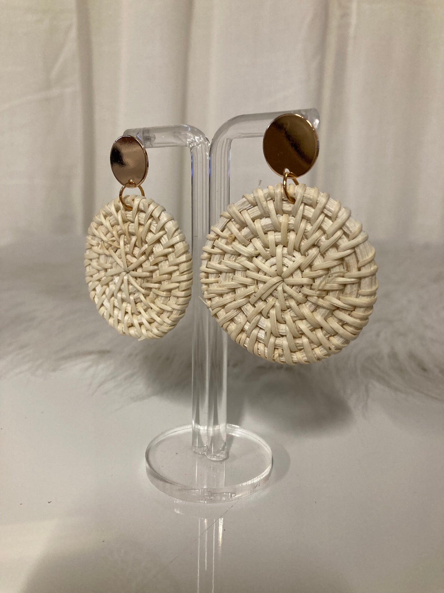 Ibiza Pearl White Rattan Oorbellen – Boho Chic Statement