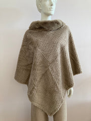 Promise Dames Poncho Taupe – Zacht & Fluffy | One Size 1