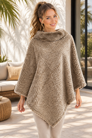 Promise Dames Poncho Taupe – Zacht & Fluffy | One Size 1
