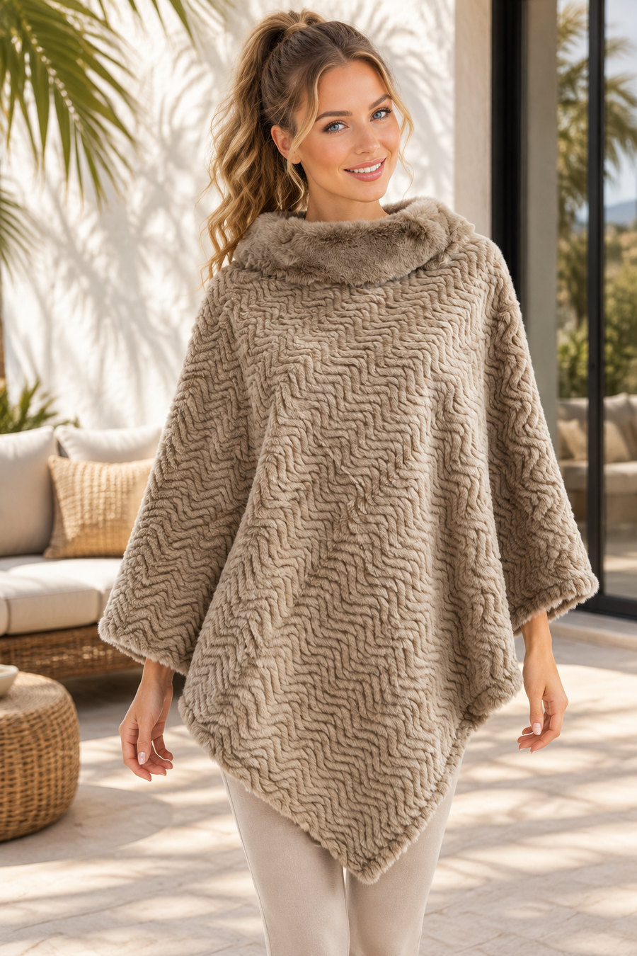 Promise Dames Poncho Taupe – Zacht & Fluffy | One Size 1