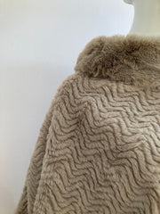 Promise Dames Poncho Taupe – Zacht & Fluffy | One Size 1