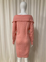 Yehwang Lichtroze Kabelgebreide Trui-jurk met Off-shoulder Halslijn