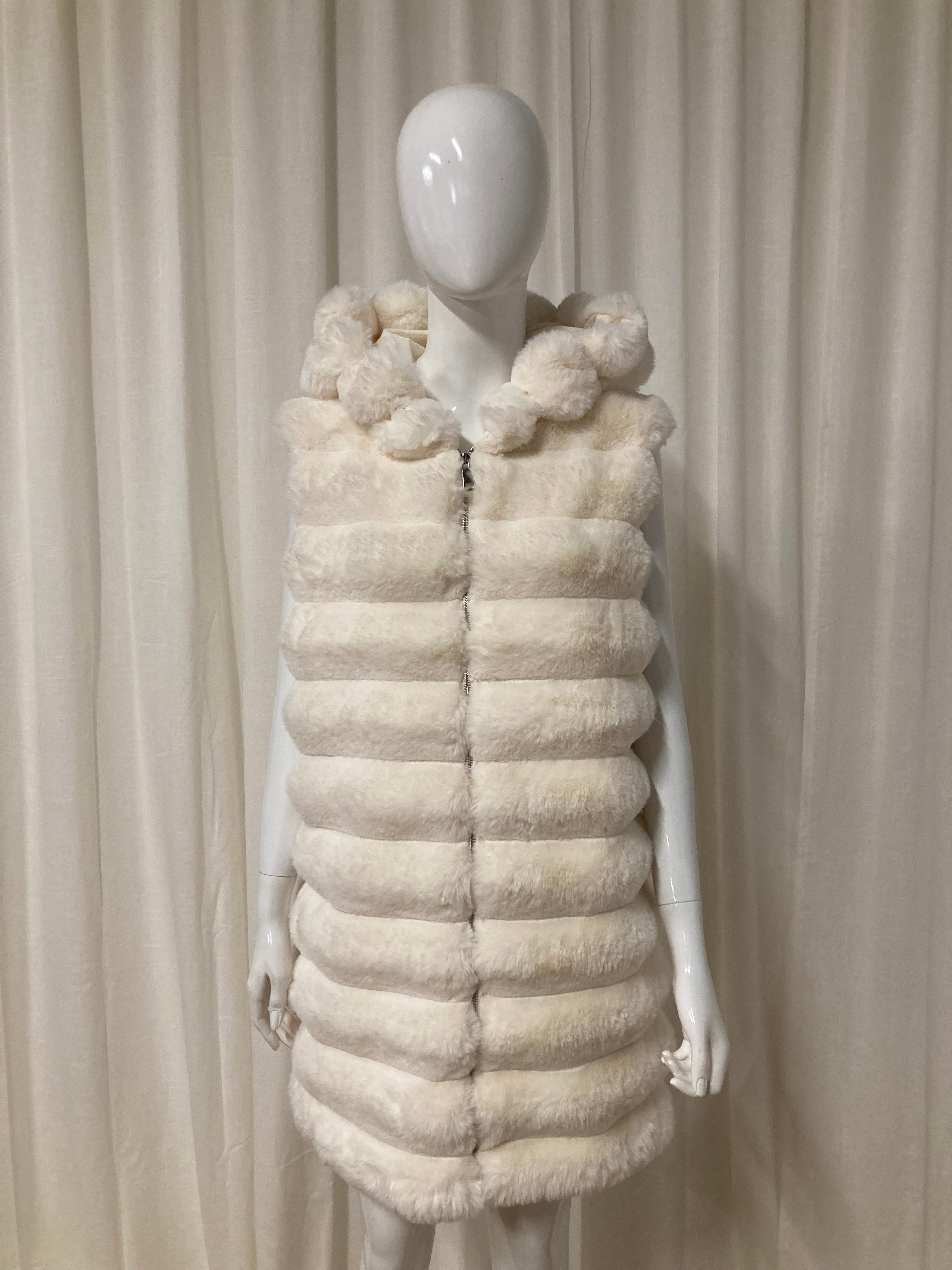 Sleeveless coat with sleeveless hood Ecru